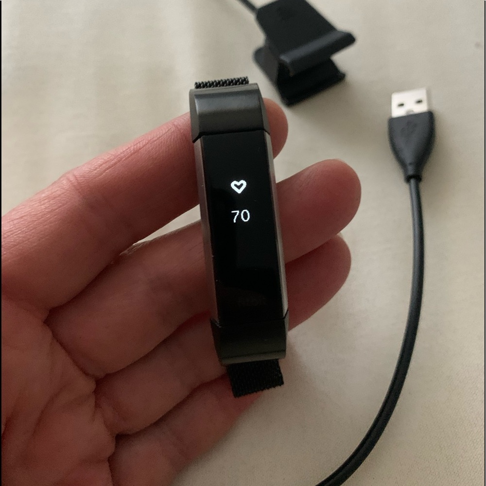 Fitbit Alta HR. Adjustable strap.